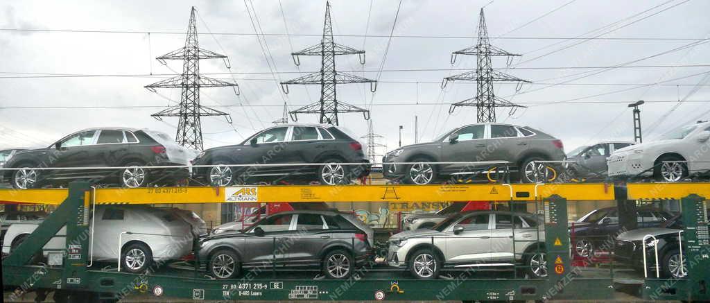 Közlekedés - Ipar - Győr - Új Audi személyautók vasúti szállítása