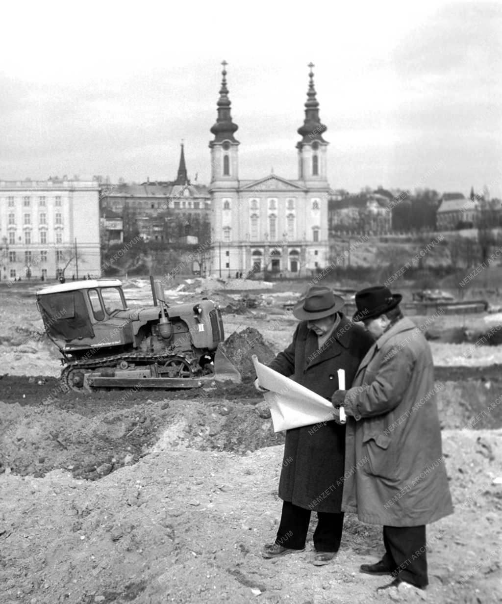 Építőipar - Parkosítás a Feneketlen-tónál