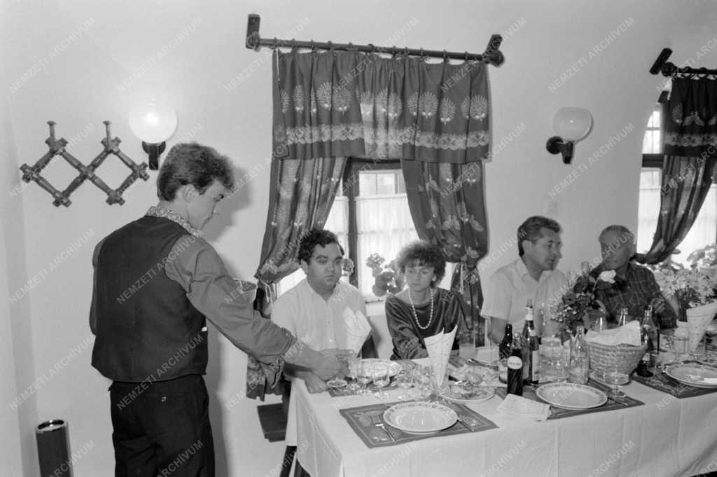 Kereskedelem - Vendéglátás - Megnyílt a felújított Kadarcsi csárda