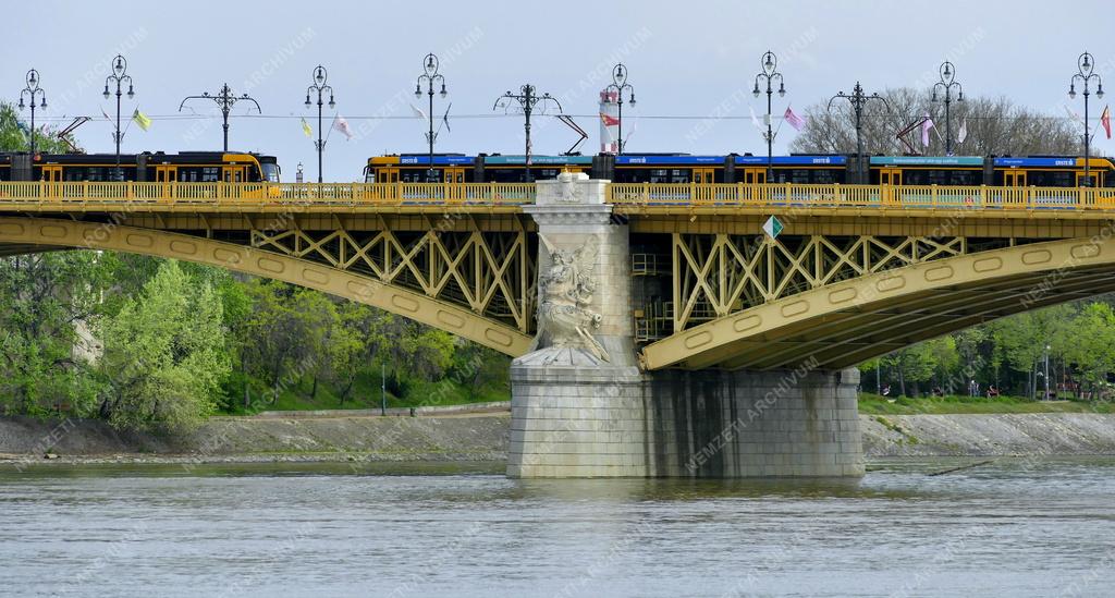 Közlekedés - Budapest - Villamosok a Margit hídon