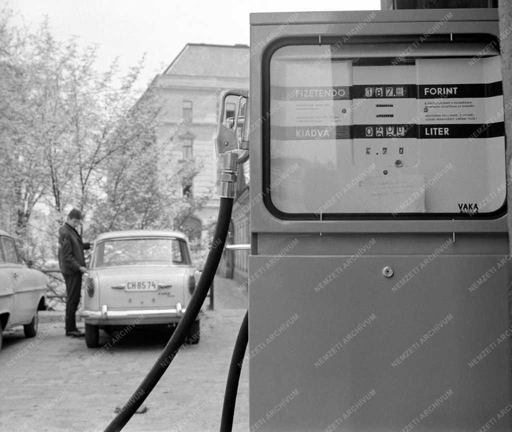 Szolgáltatás - Közlekedés - NDK gyártmányú benzinkút Budapesten 