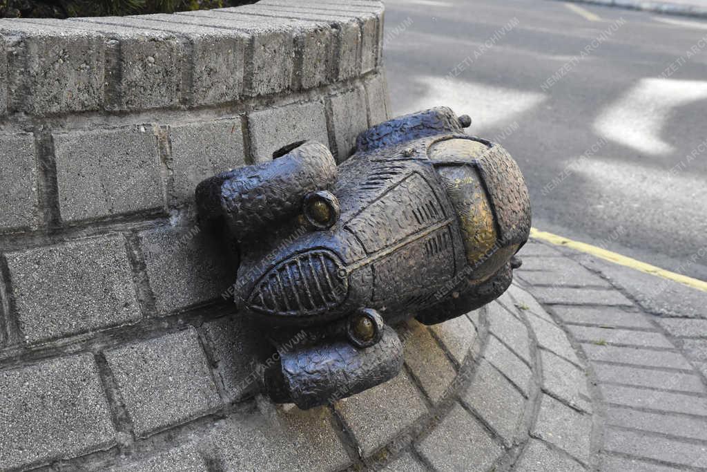 Köztéri szobor - Budapest - 14 karátos autó