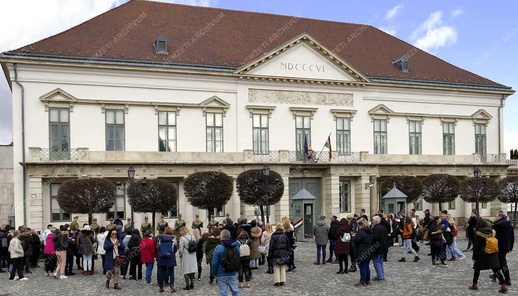 Turizmus - Budapest - Őrségváltást a Sándor-palotánál