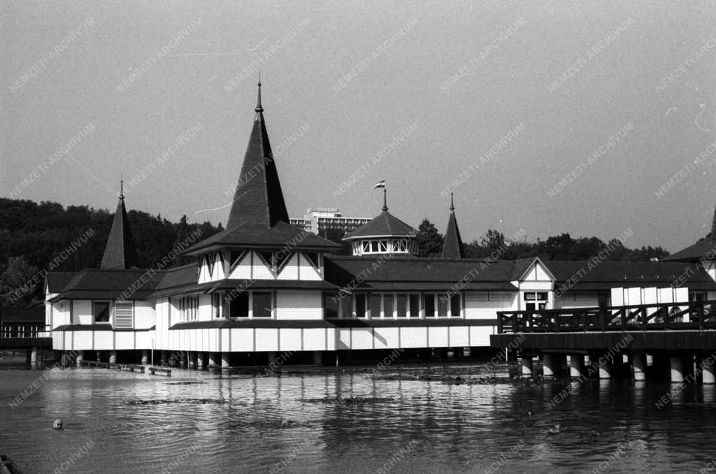 Építőipar - Újjáépült a Hévizi Tófürdő leégett épülete