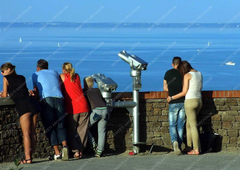 Turizmus - Tihany - Turisták a kilátóteraszon
