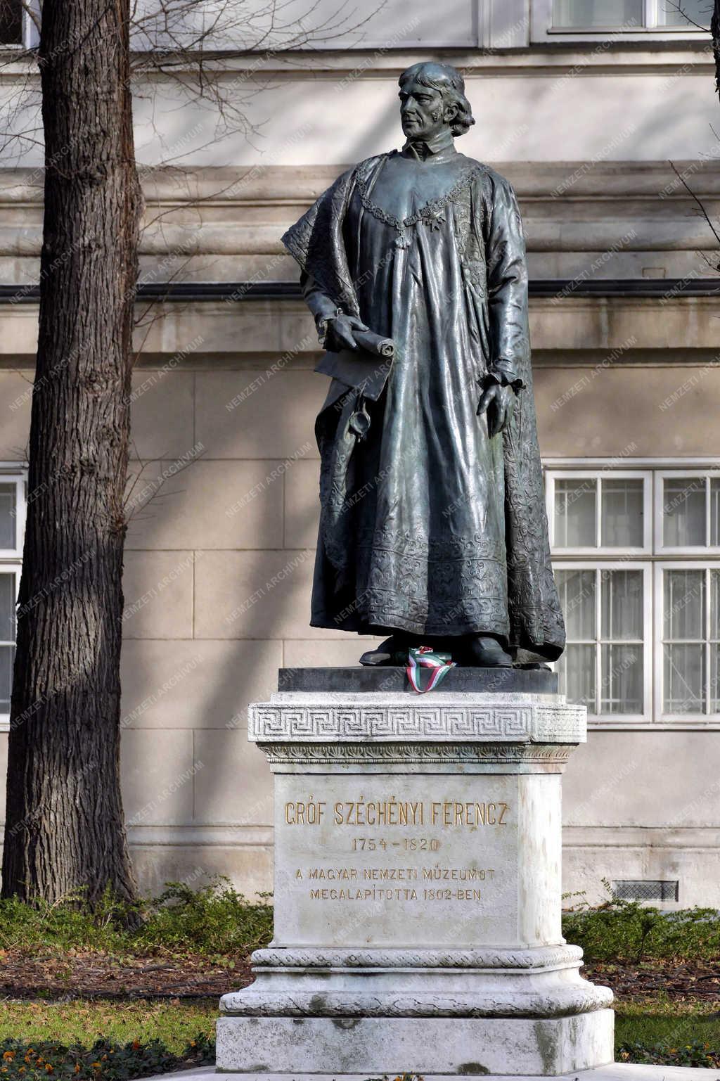 Köztéri műalkotás - Budapest - Széchenyi Ferenc szobra a Múzeumkertben