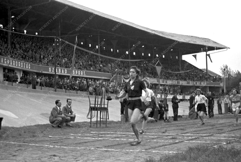 Ünnep - Az első szabad Május 1. - A Millenáris pályán rendezett sportünnepség