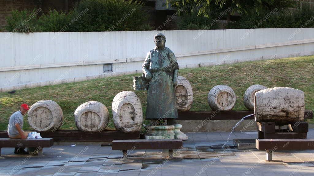 Budapest - Köztéri szobor - Borárus
