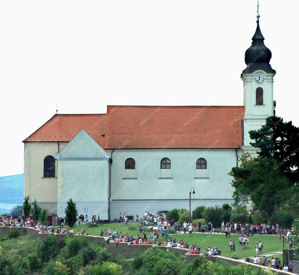 Idegenforgalom - Tihany - Turisták sokasága az apátsági templomnál