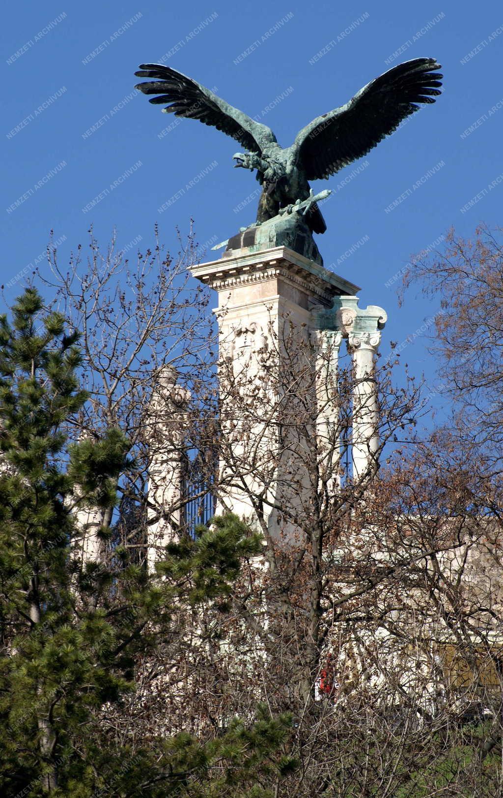 Műalkotás - Budapest -  A budavári turul szobor