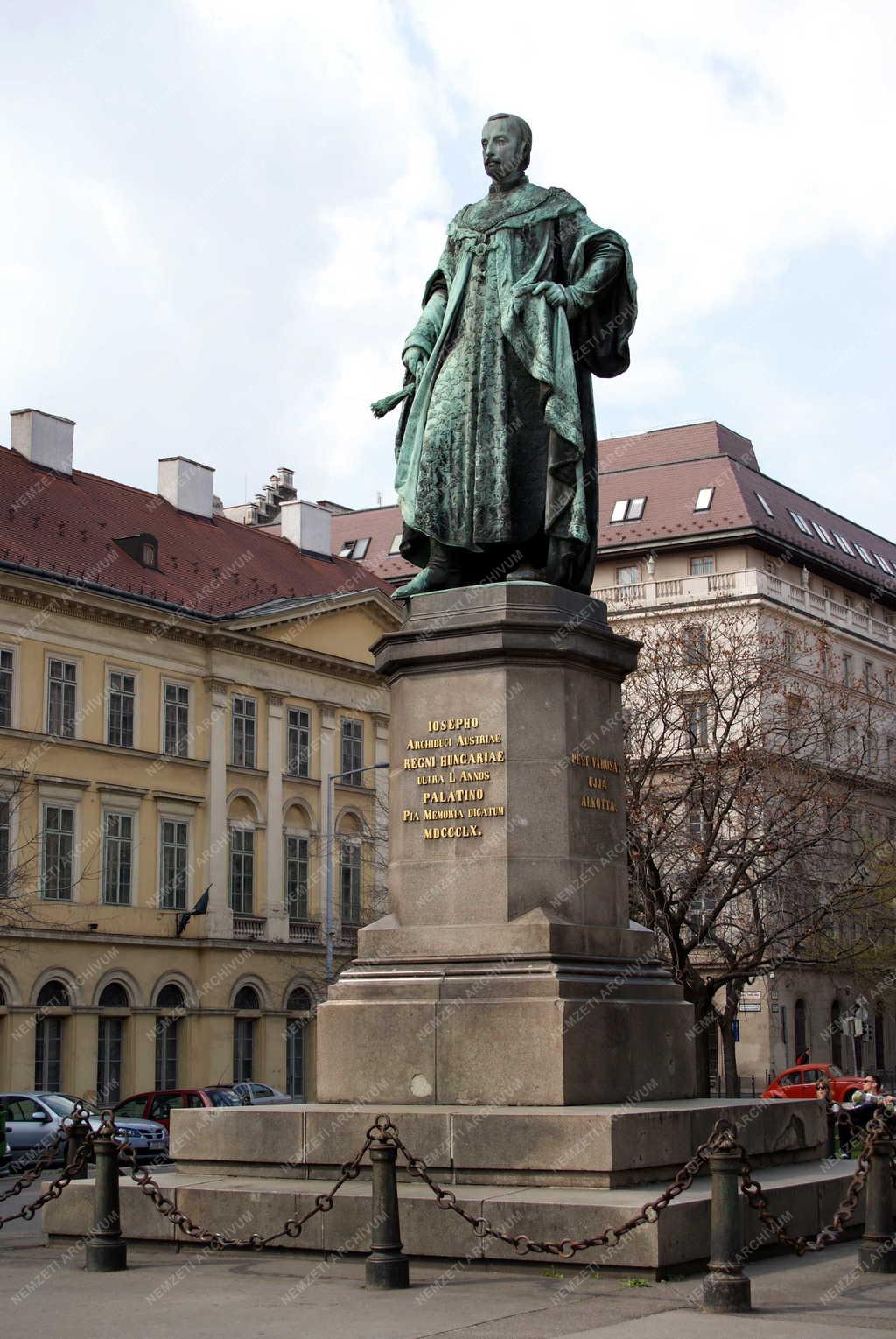 Budapest -  Köztéri szobor - József nádor 