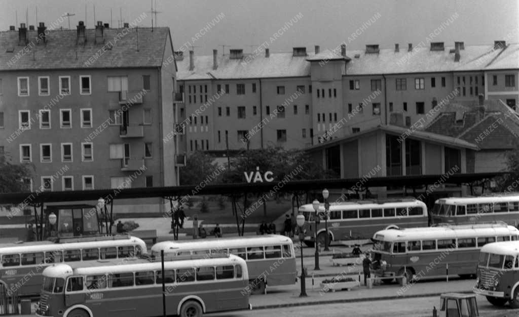 Városkép-életkép - A váci buszpályaudvar
