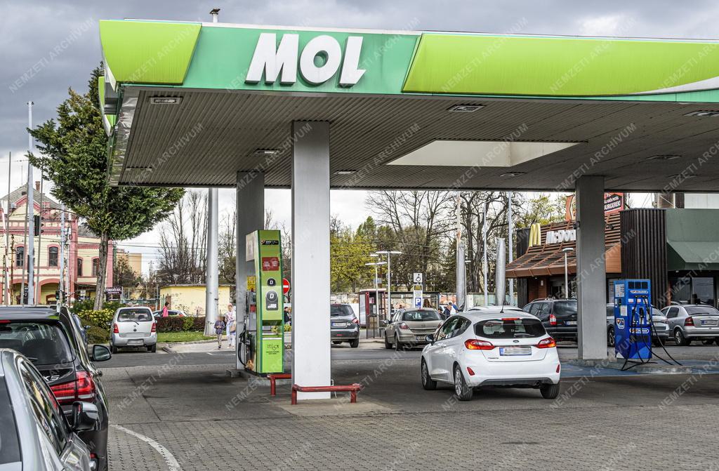 Energia - Közlekedés - MOL üzemanyagtöltő állomás a fővárosban
