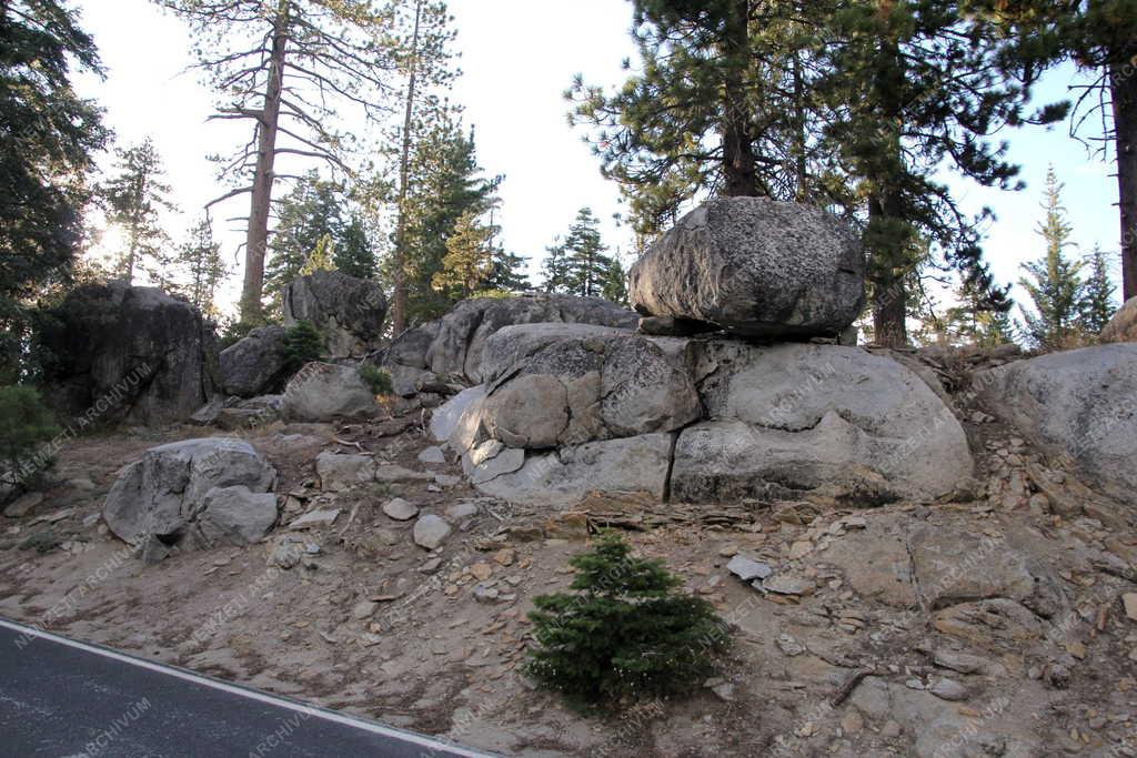 Természet - Sziklaképződmény a Yosemite Nemzeti Parkban