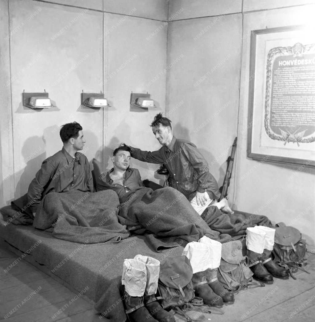 Színház - Állami Déryné Színház - Határszélen