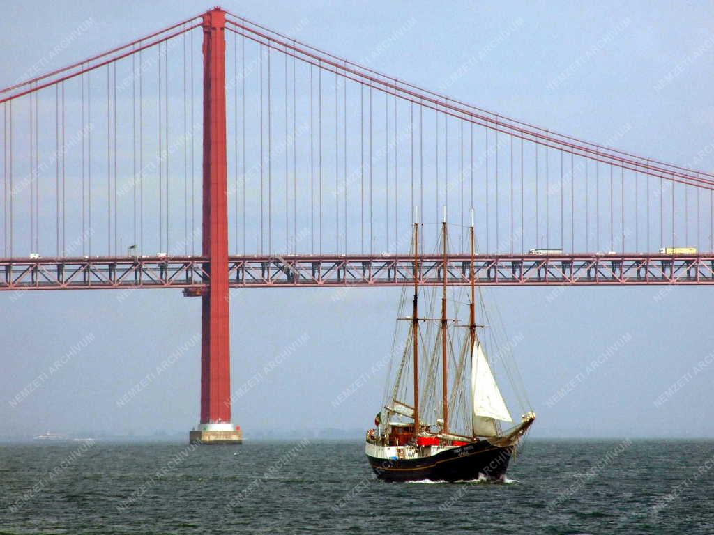 Portugália - Lisszabon - Vitorlás hajó a Tejo folyón