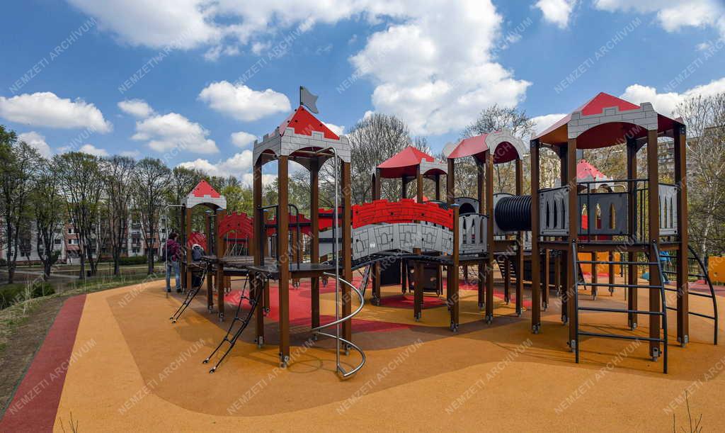 Szabadidő - Játszótér a debreceni Újkerti lakótelepen