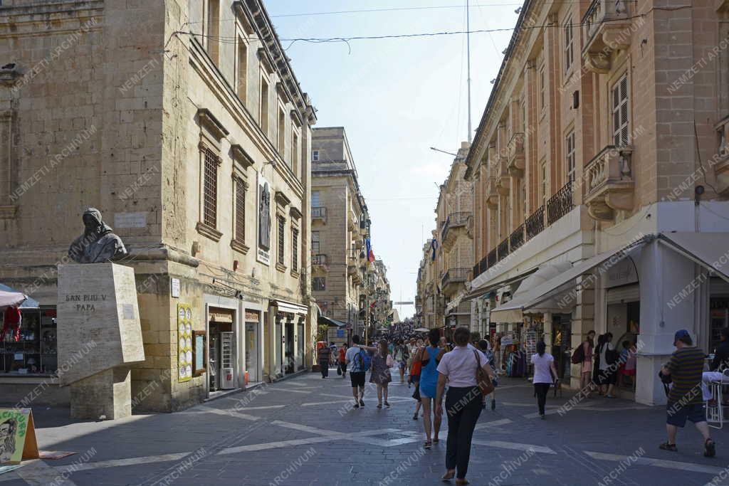 Idegenforgalom - Valletta - Turisták a Republic utcán