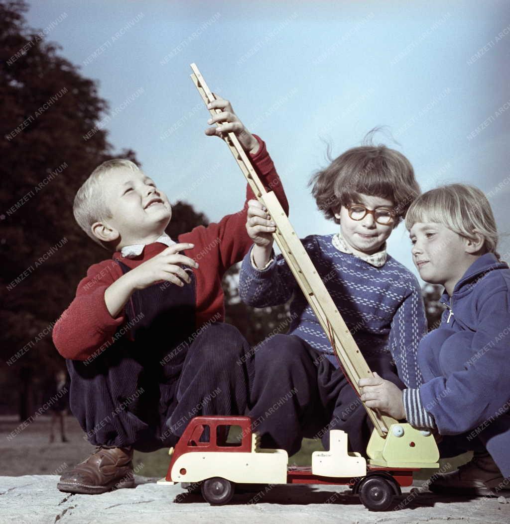 Játékgyártás - Fajátékreklám