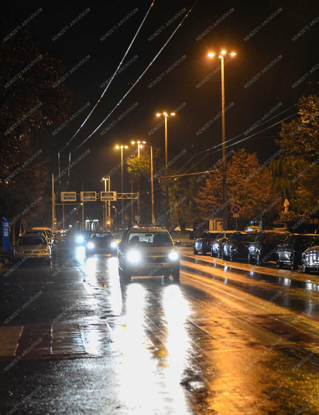 Városkép - Időjárás - Esős őszi időjárás az esti Debrecenben