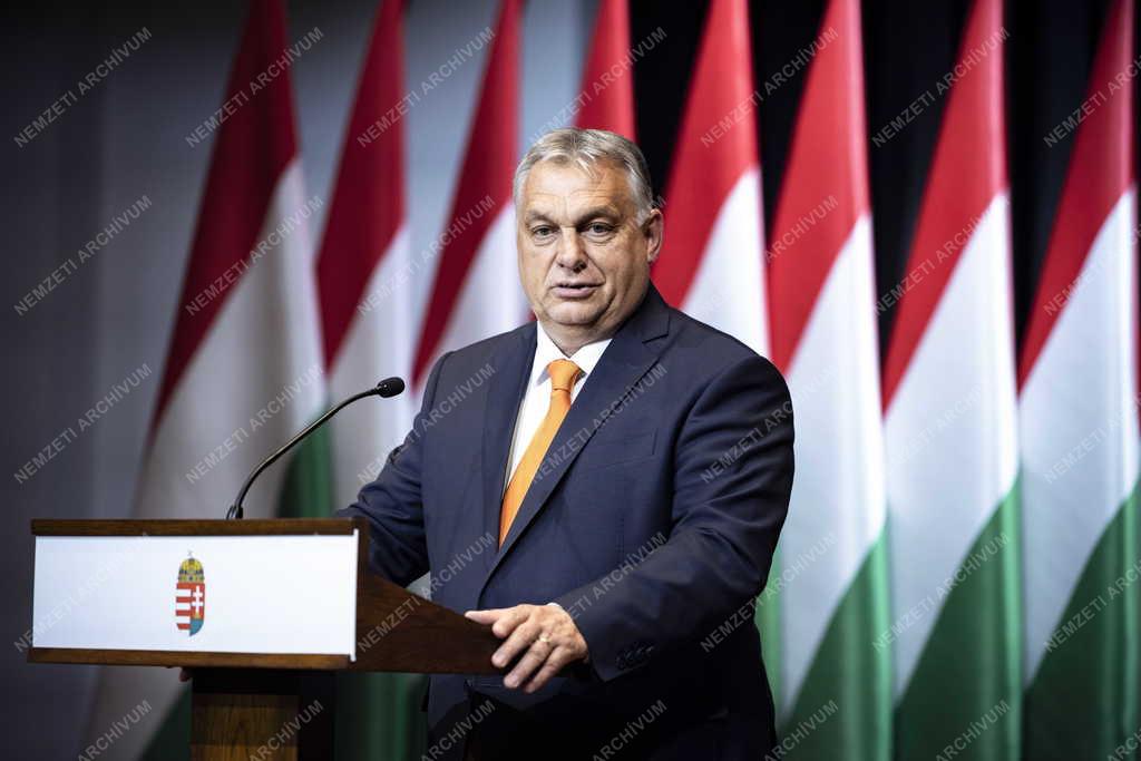 Átadta a kinevezési okiratot a fővárosi és a megyei kormánymegbízottaknak Orbán Viktor