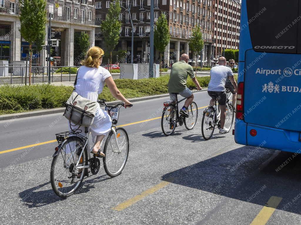 Közlekedés - Budapest - Kerékpáros turisták