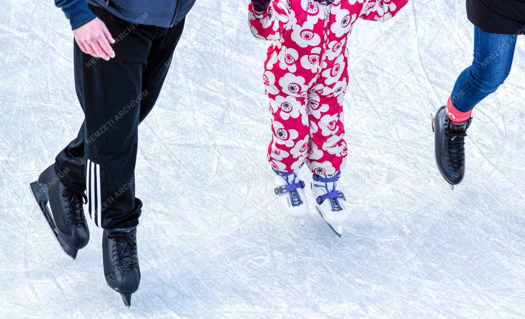 Szabadidő - Debrecen - Megnyitott a műjégpálya 