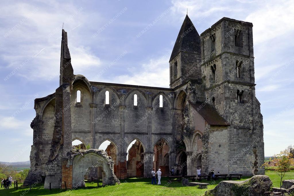 Település - Zsámbék - A premontrei bazilika és kolostor romja