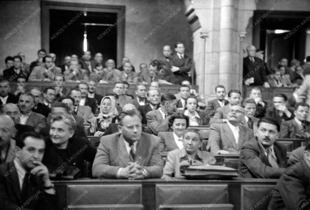 Belpolitika - Országgyűlés - Az új Parlament első ülése