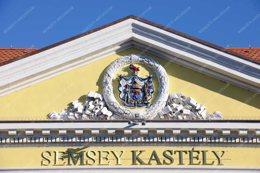Épület - Balmazújváros -  A felújított Semsey kastély 