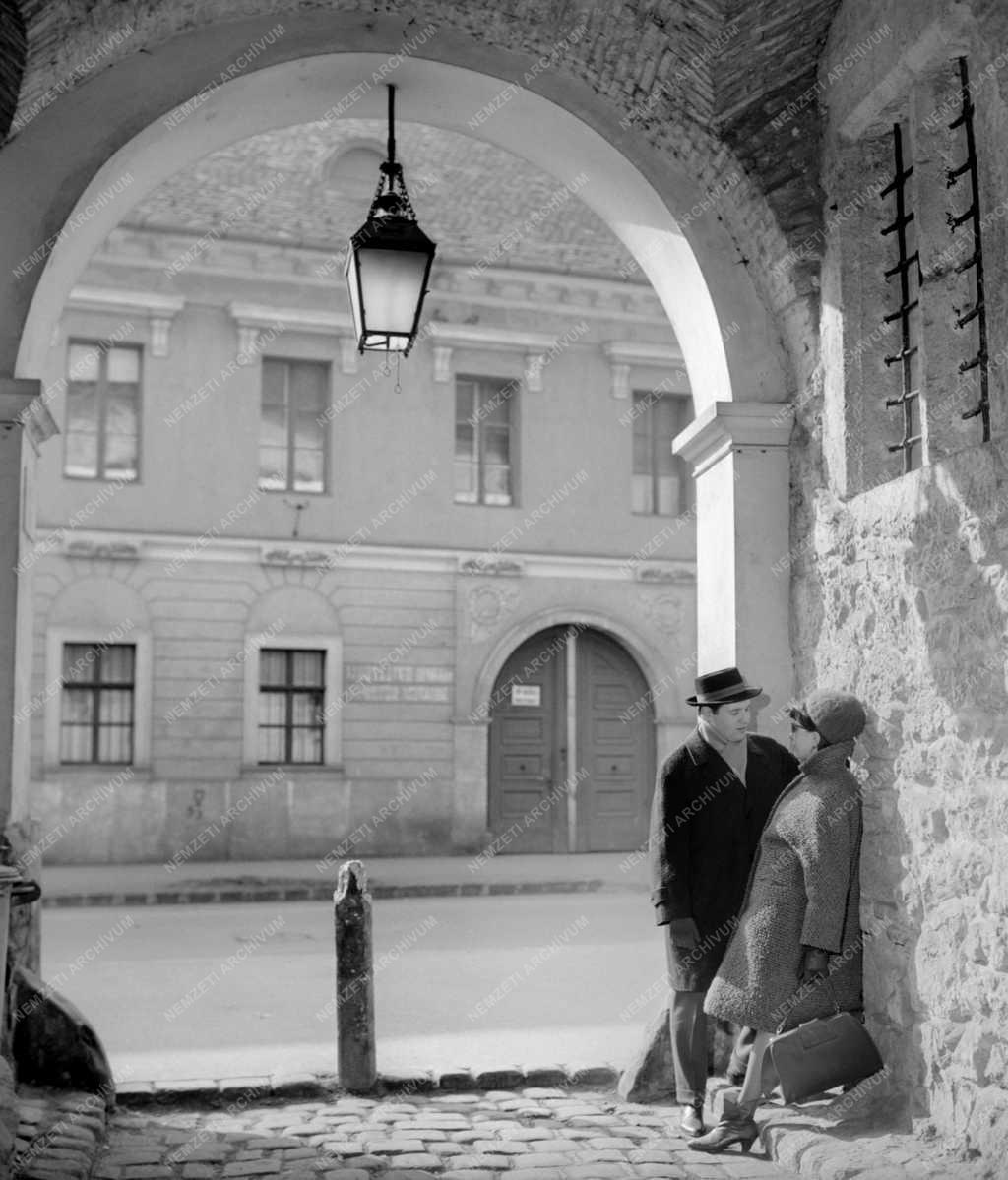 Életkép - Udvarlás a budai Várnegyed egyik házánál