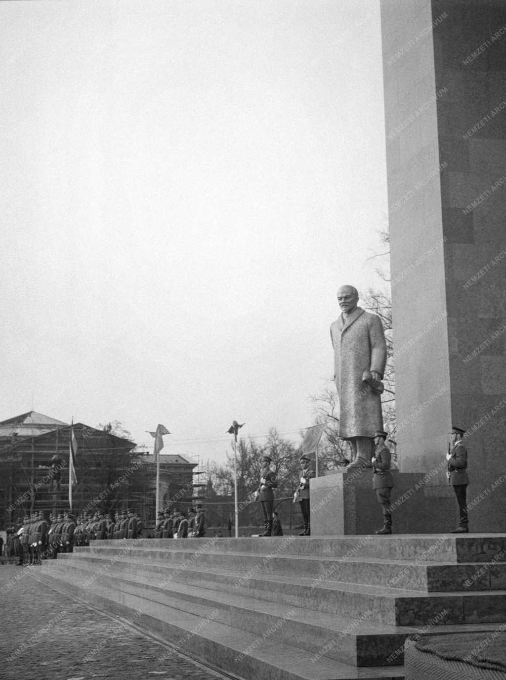 Kultúra - Felavatták Lenin szobrát a fővárosi a Dózsa György úton