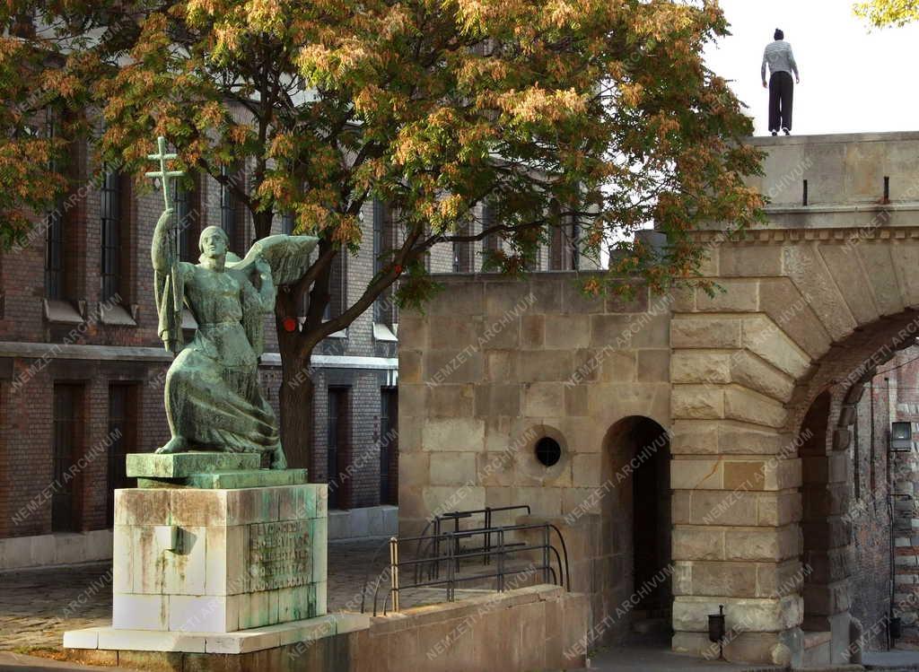 Budapest - Köztéri szobor a Bécsi kapu téren
