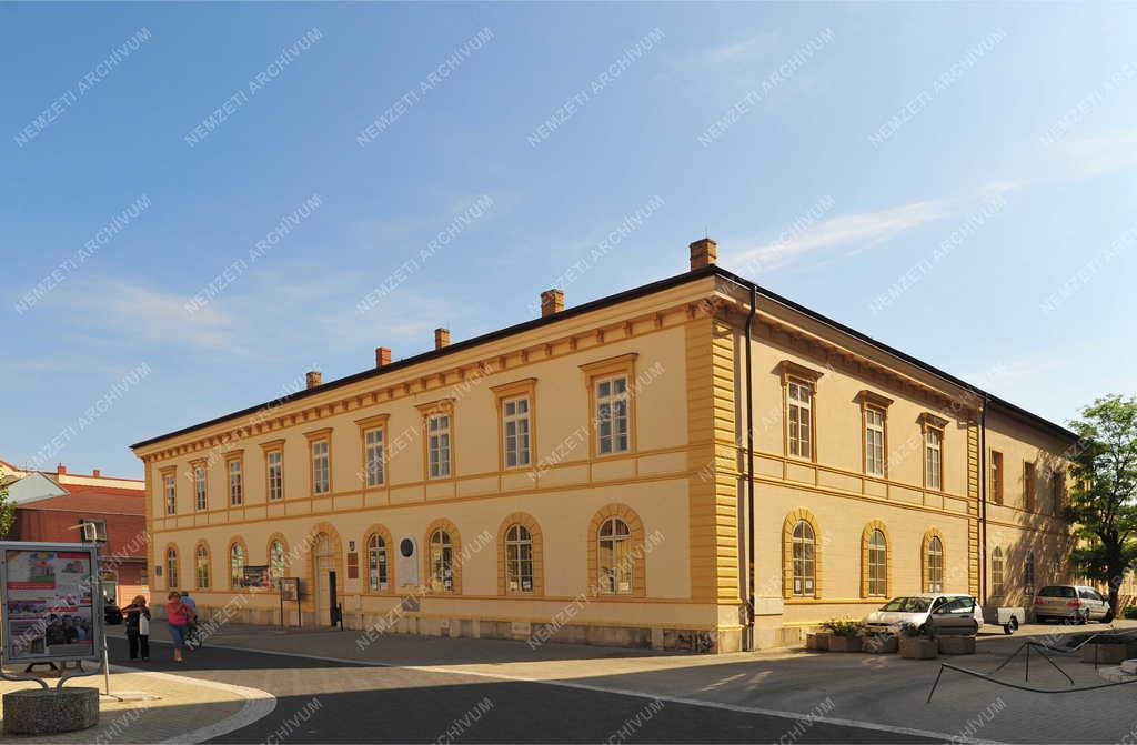 Révkomárom - Középület