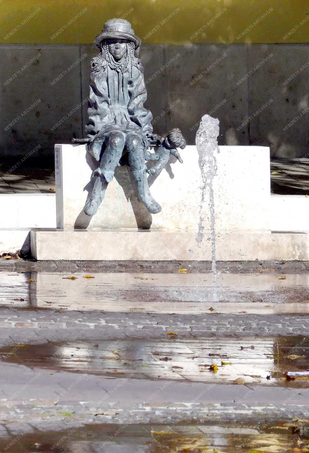 Városkép - Szolnok - Kossuth tér - Kislány babával szobor