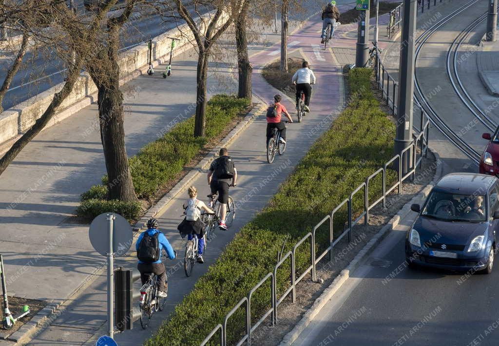 Közlekedés - Kerékpárút a Bem rakparton