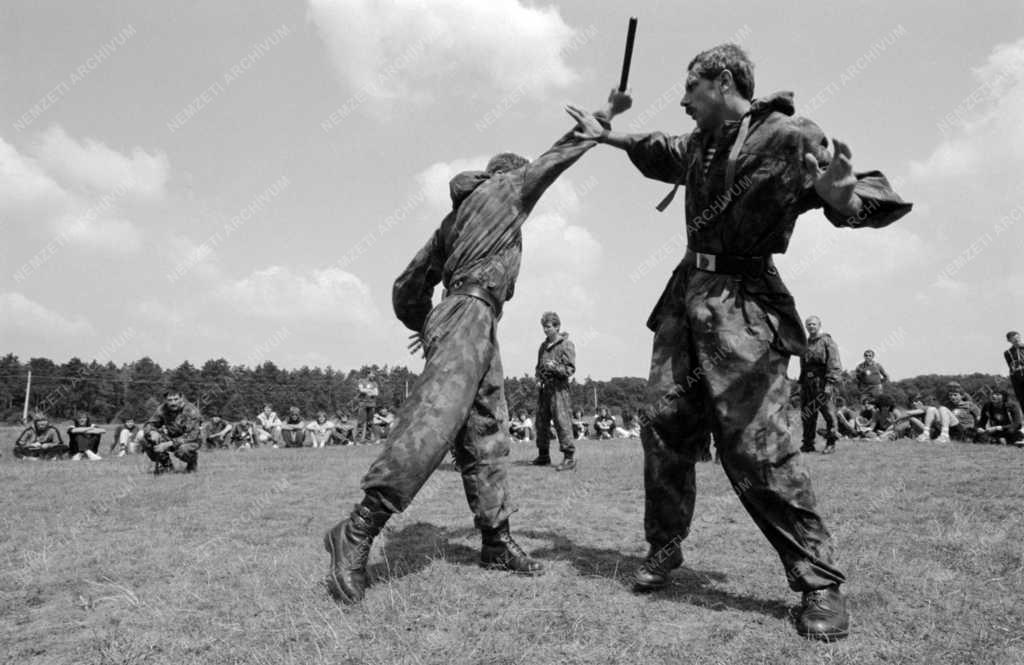 Fegyveres erők - A belügyi pályára irányító táborban