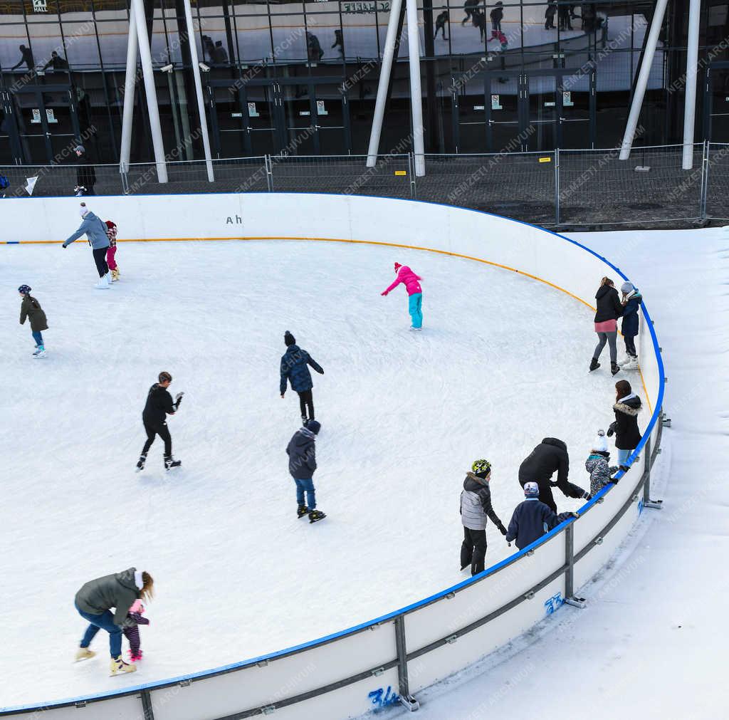 Szabadidő - Debrecen - Megnyitott a műjégpálya 