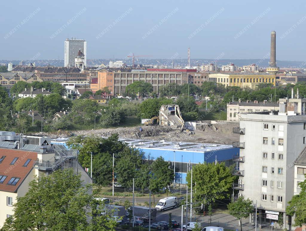 Épületbontás  - Budapest - Bontják a Hidegkuti Nándor Stadiont