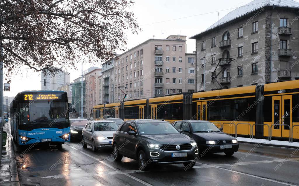 Közlekedés - Budapest - Újbuda-központ tér