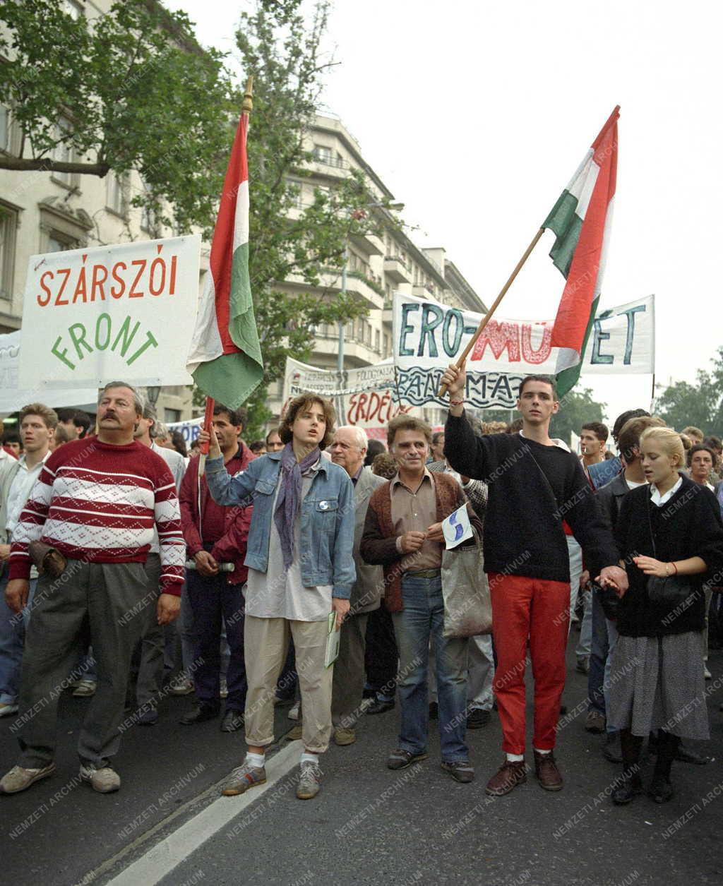 Külkapcsolat - Szomszéd ország - Tömegdemonstráció - A bős-nagymarosi vízlépcső ellen