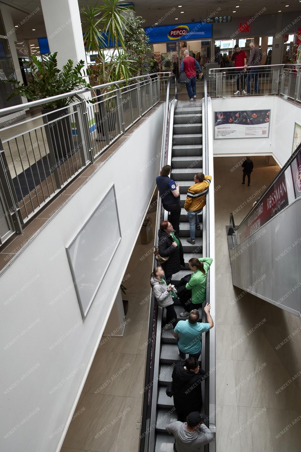 Kereskedelem - Szolgáltatás - Budapest - Lurdy Ház