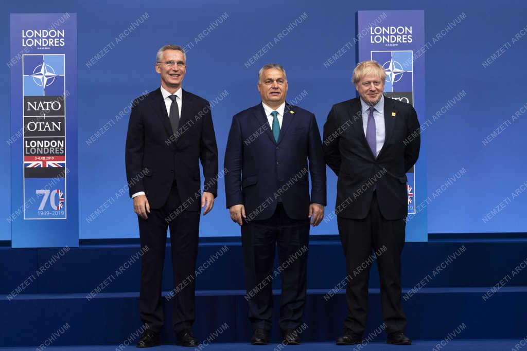 Orbán Viktor a londoni NATO-csúcson