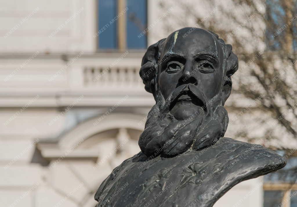 Városkép - Pécs - Batthyány Lajos mellszobra