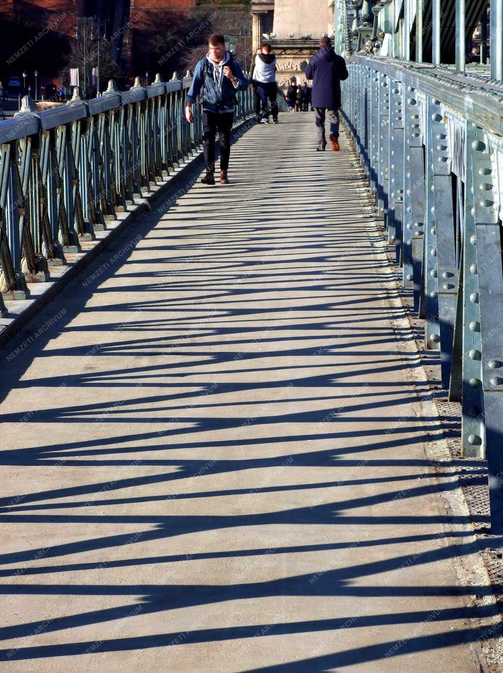 Városkép - Budapest - A Széchenyi lánchíd déli járdája