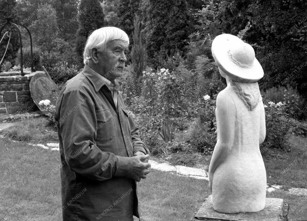 Borsos Miklós egyik alkotása előtt