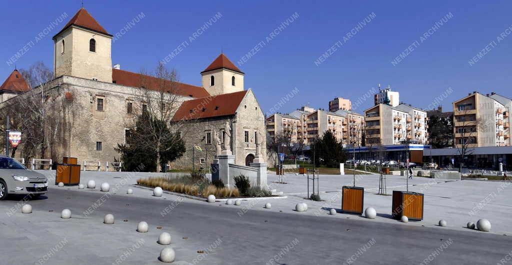 Városkép - Várpalota - Mátyás király tér és a Thury-vár