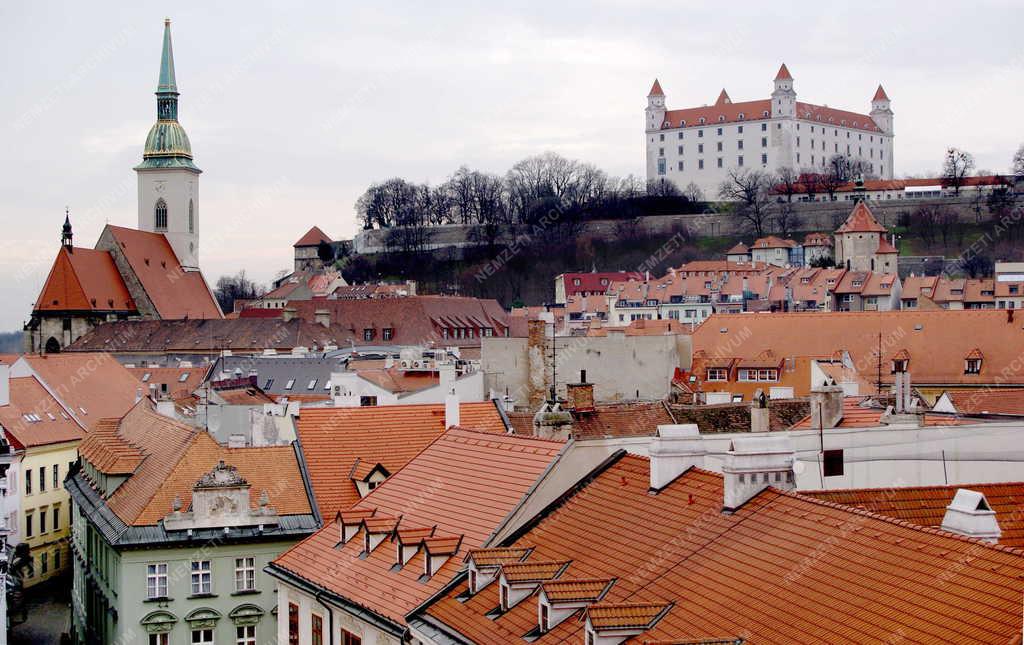 Városkép - Pozsony - Kilátás a pozsonyi várra és az óvárosra
