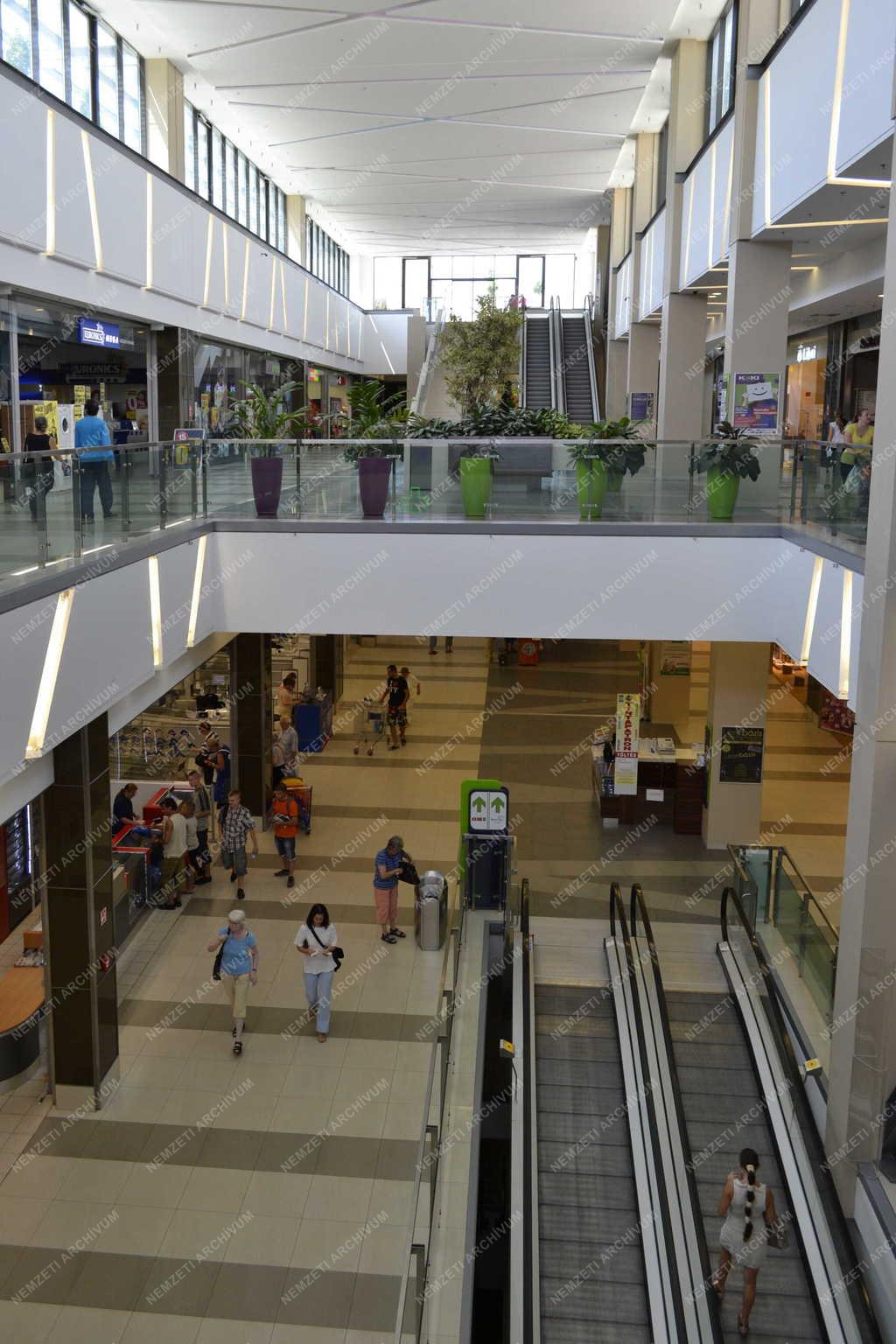 Kereskedelem - Budapest - A KöKi Terminál bevásárlóközpont