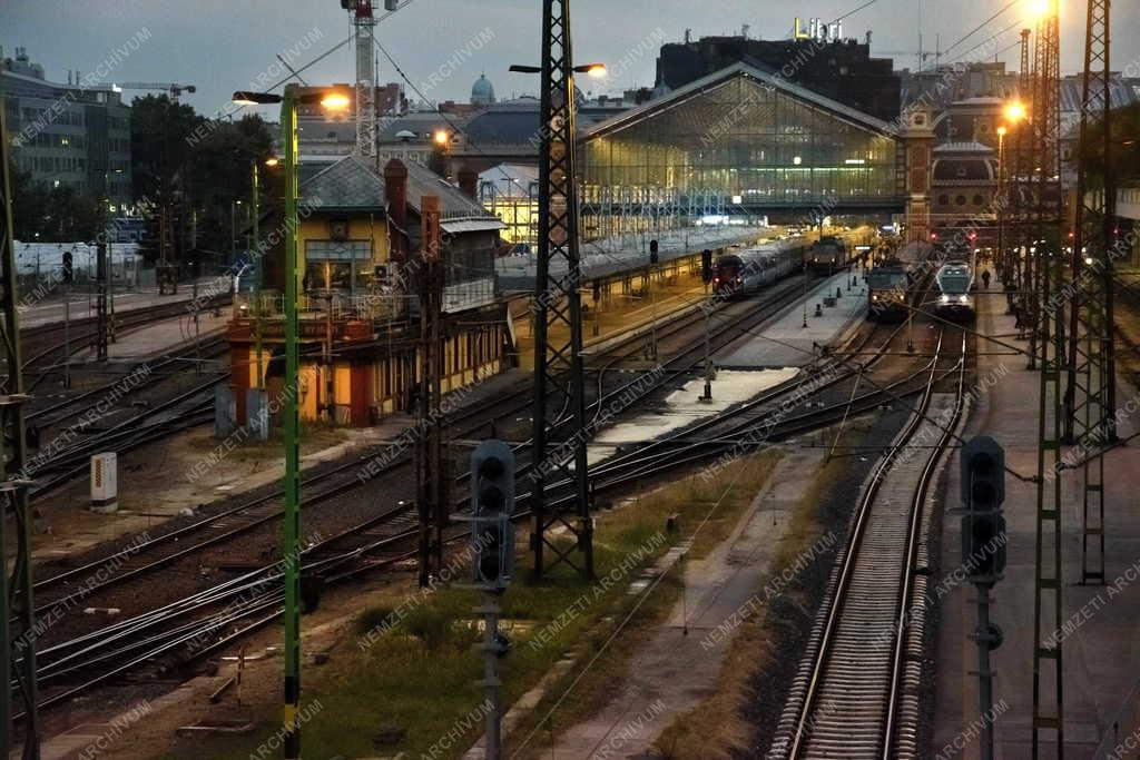 Közlekedés - Budapest - Nyugati pályaudvar esti felvételen